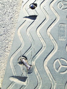 減速帶破損,螺釘裸露變 破胎器