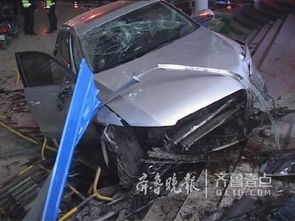 濟(jì)南大三女生駕駛奧迪車(chē)闖卡 撞進(jìn)超市停下